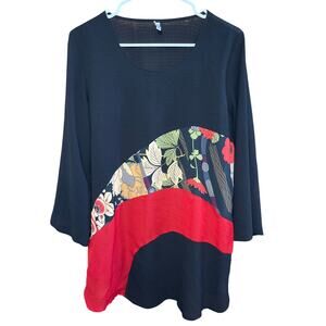 Lindi Women’s Black and Red Asymmetrical Floral Three Quarter Sleeve Top Size M
